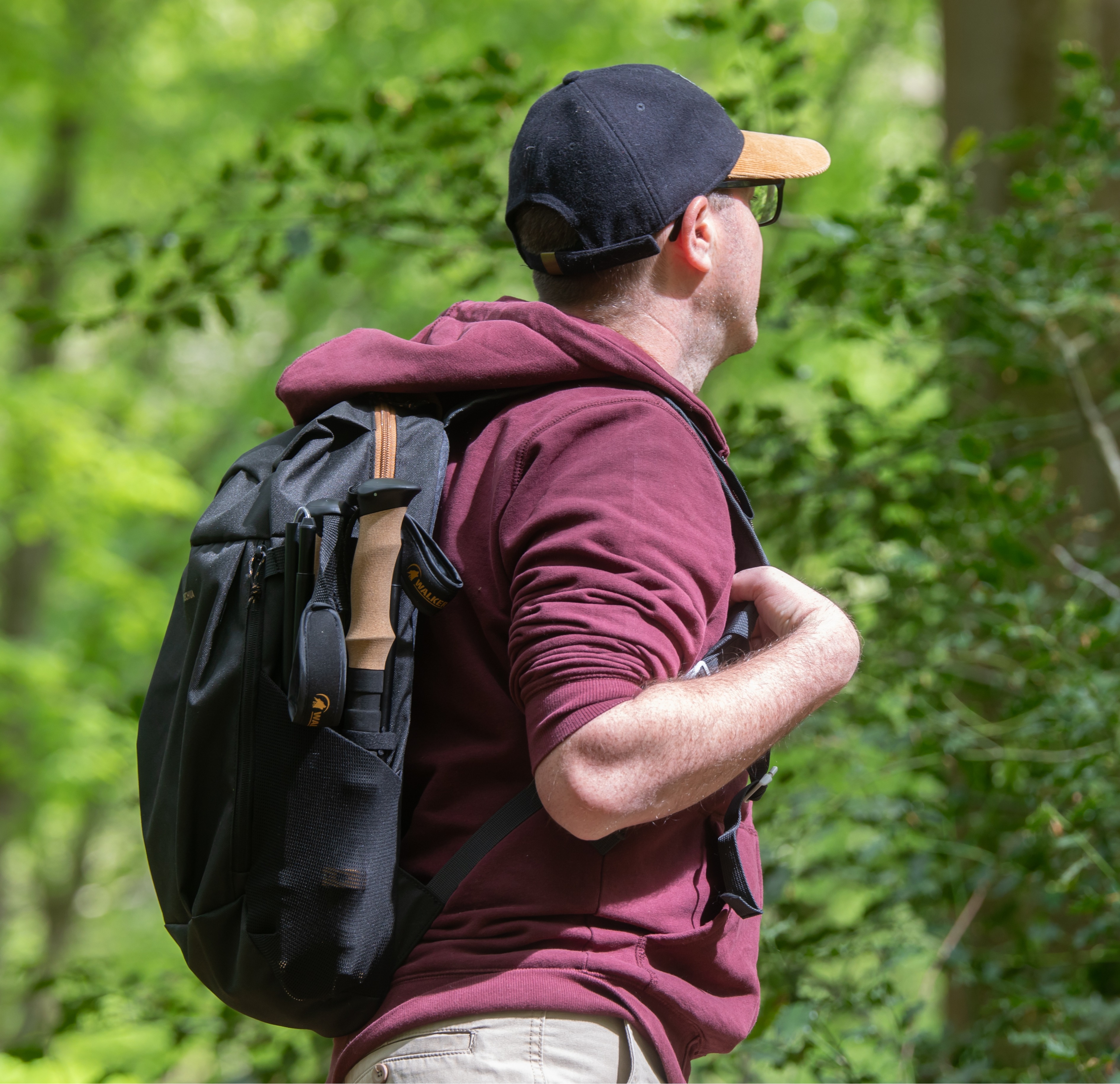 Bâton de marche replié dans un sac à dos