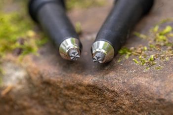 Zoom pointe carbure du bâton de marche