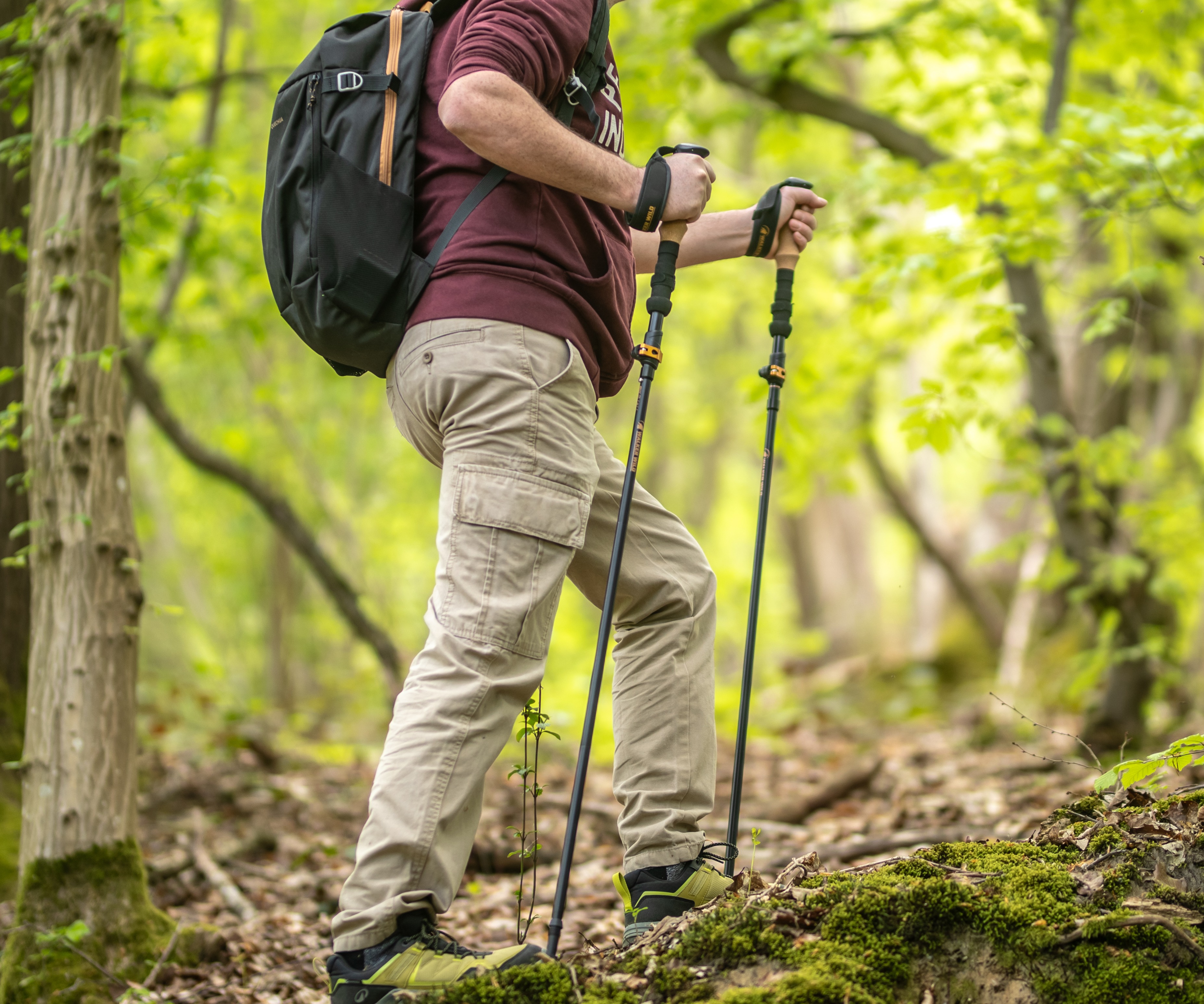 Marcheur utilisant les bâtons